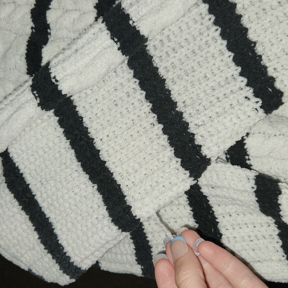 Gorgeous black & white sweater - Picture 3 of 4